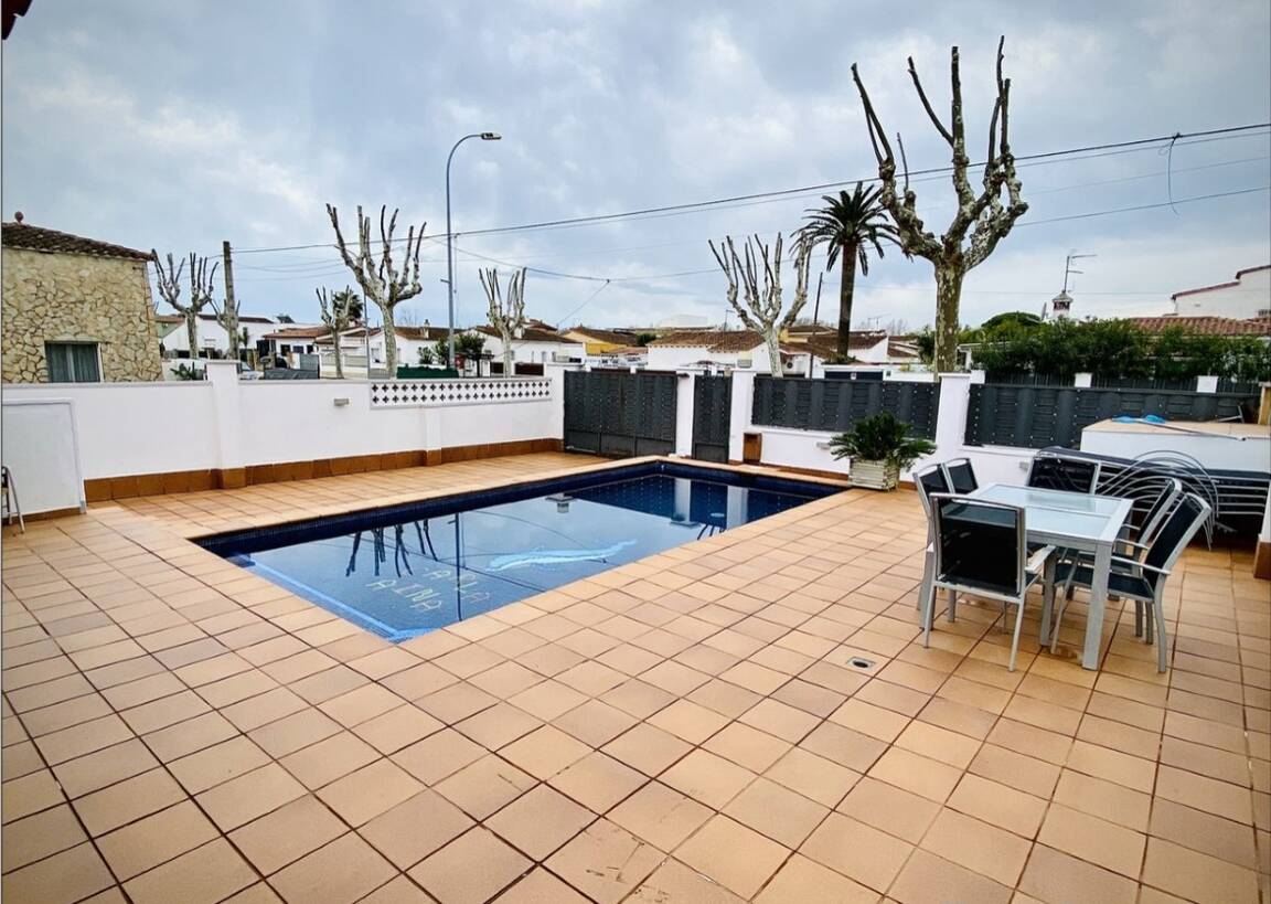 Belle maison à vendre avec piscine à Empuriabrava