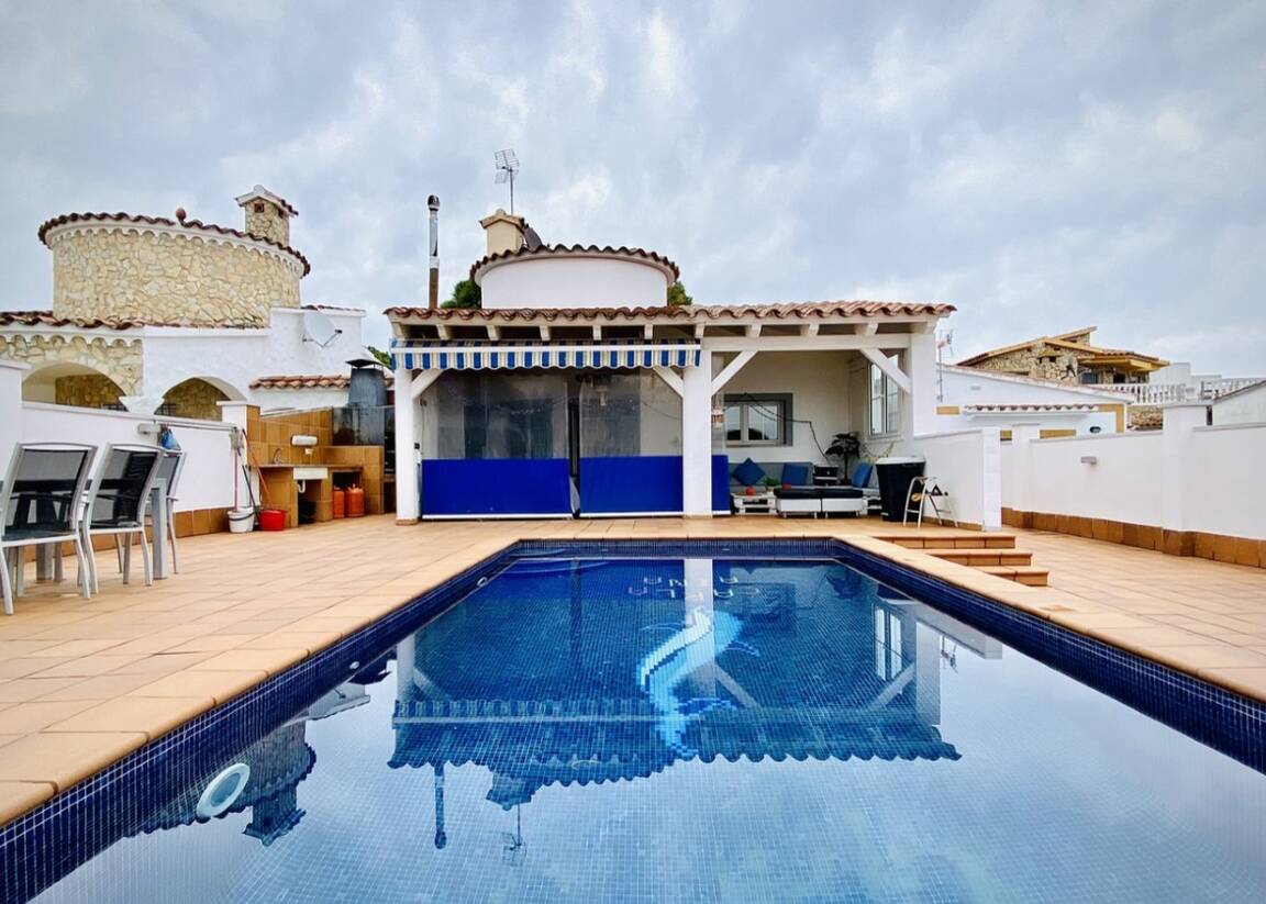 Nice house for sale with pool in Empuriabrava
