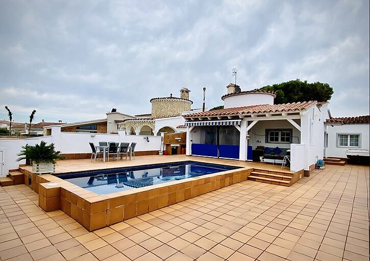 Nice house for sale with pool in Empuriabrava