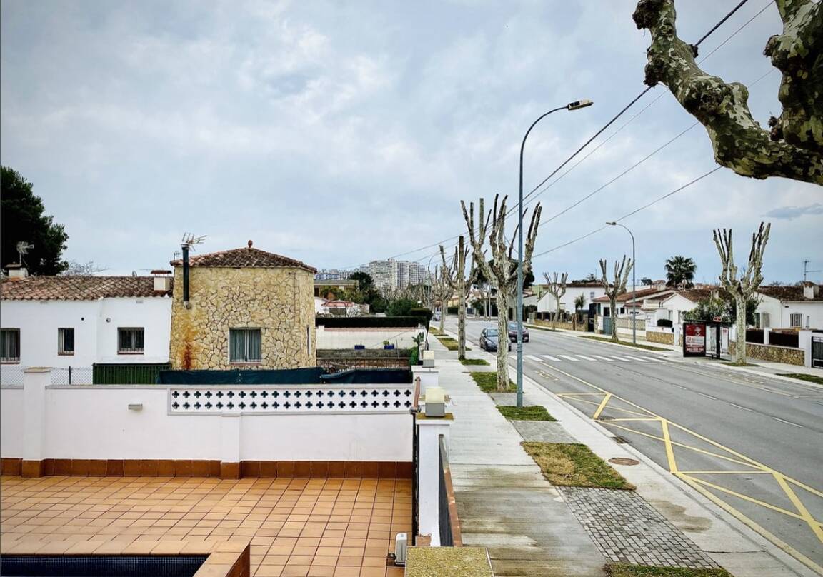 Belle maison à vendre avec piscine à Empuriabrava