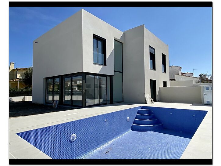 Moderna casa en construcció amb piscina a la venda a Empuriabrava (B)