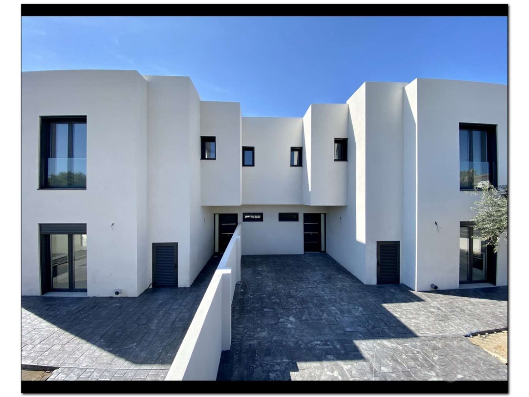 Moderna casa en construcción con piscina a la venta en Empuriabrava ( B )