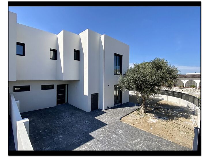 Moderna casa en construcci&oacute;n con piscina a la venta en Empuriabrava ( B )