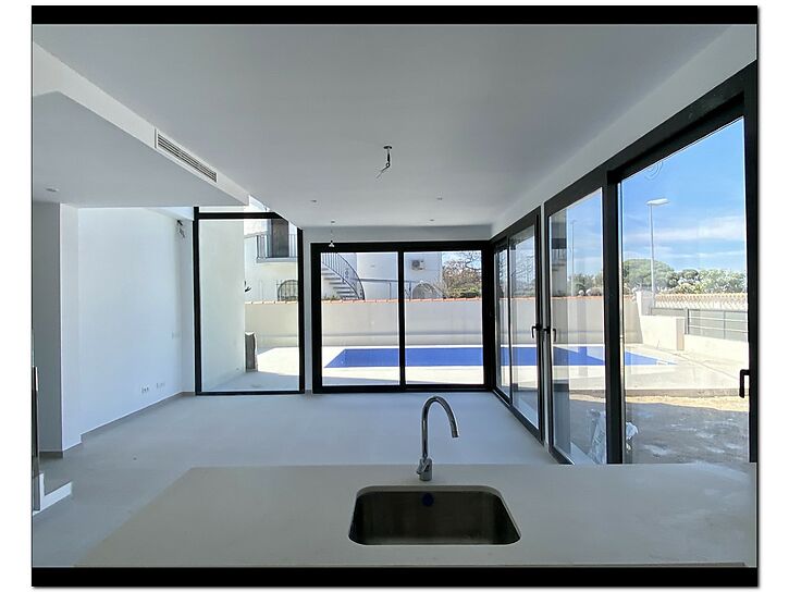 Moderna casa en construcci&oacute;n con piscina a la venta en Empuriabrava ( B )