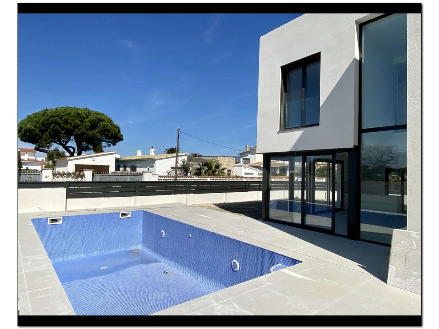 Moderna casa en construcció amb piscina a la venda a Empuriabrava (B)