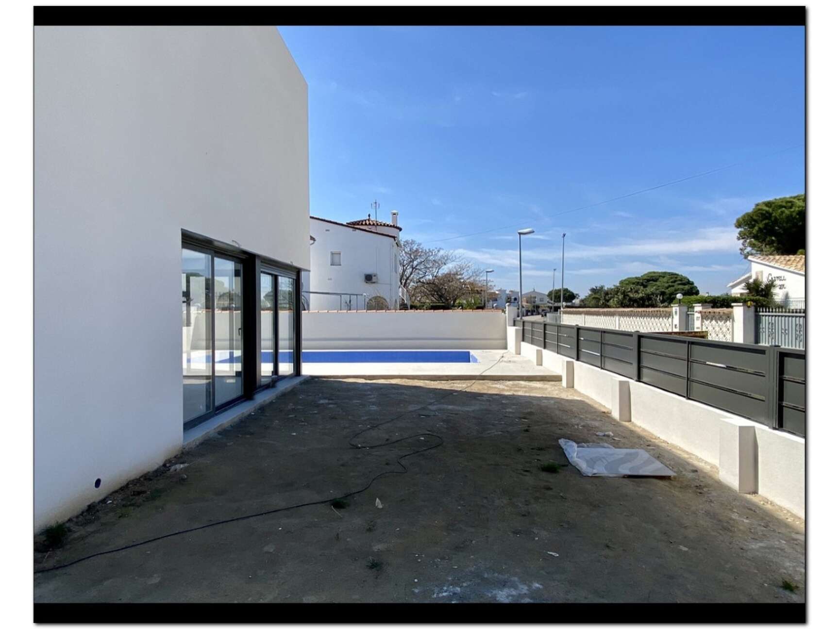 Moderna casa en construcción con piscina a la venta en Empuriabrava ( B )