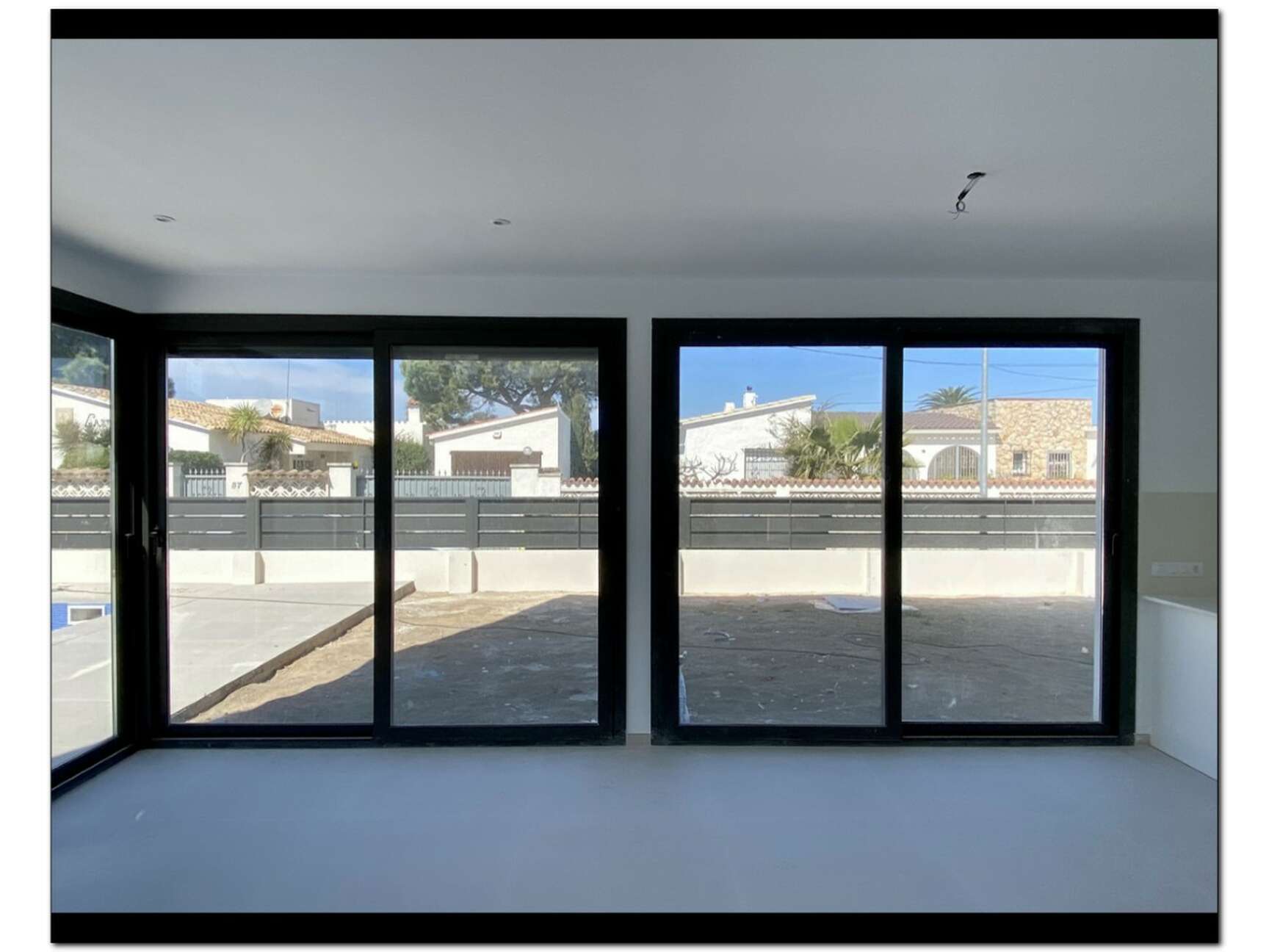 Moderna casa en construcción con piscina a la venta en Empuriabrava ( B )