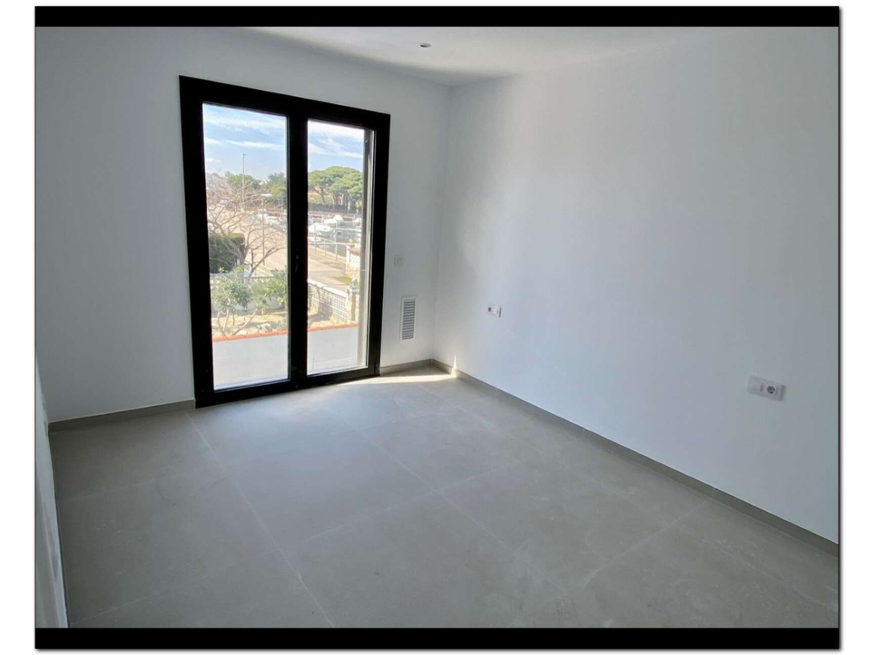 Moderna casa en construcción con piscina a la venta en Empuriabrava ( B )