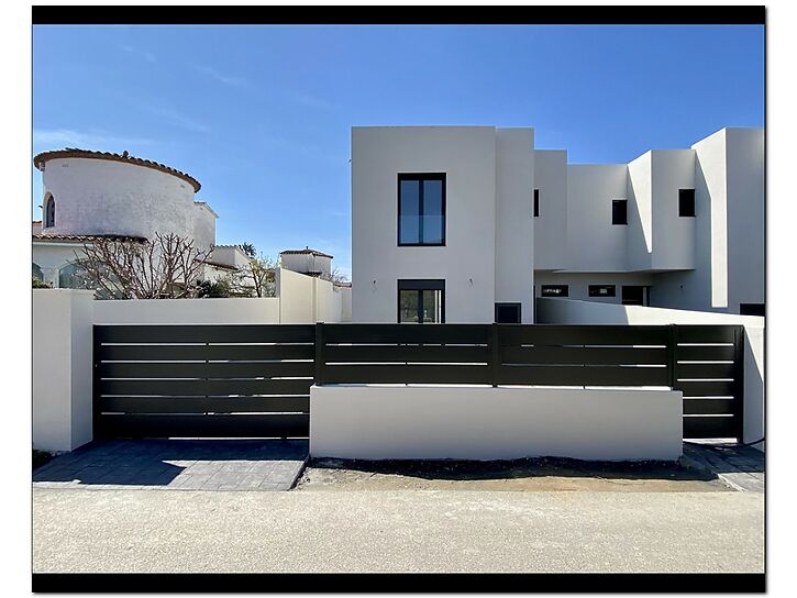 Casa en construcci&oacute;n de estilo moderno a la venta en Empuriabrava ( A )