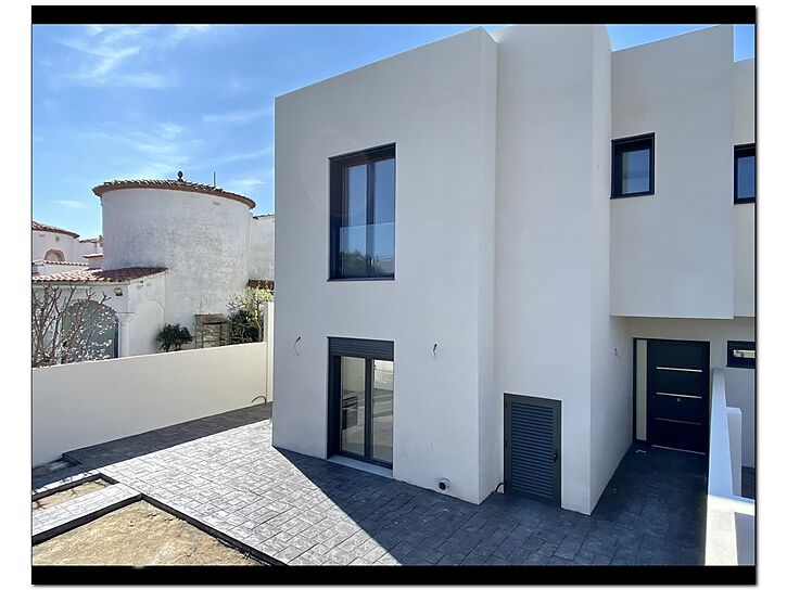 Casa en construcci&oacute;n de estilo moderno a la venta en Empuriabrava ( A )