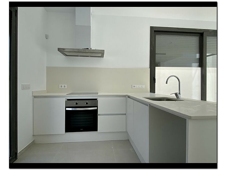 Casa en construcci&oacute;n de estilo moderno a la venta en Empuriabrava ( A )