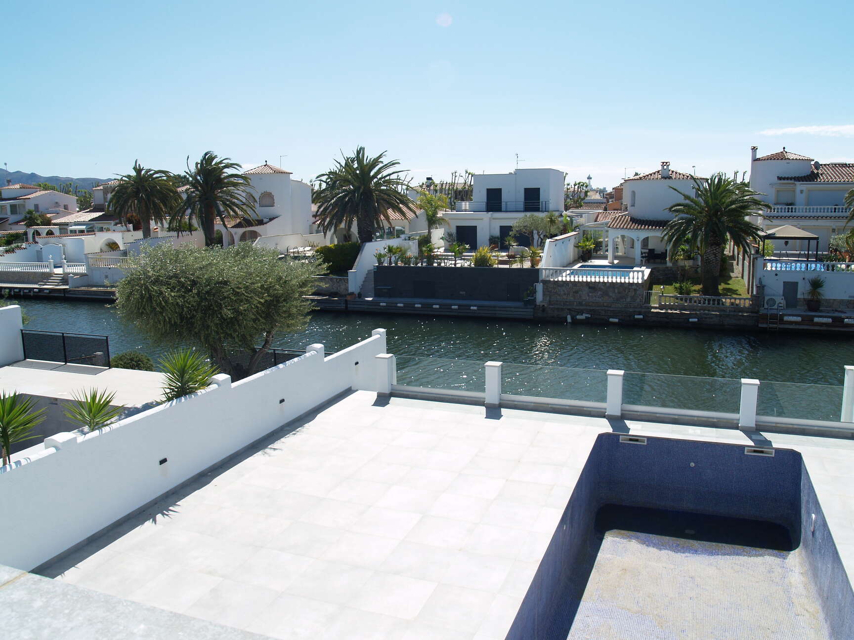 New construction house on the wide channel for sale in Empuriabrava ( A )
