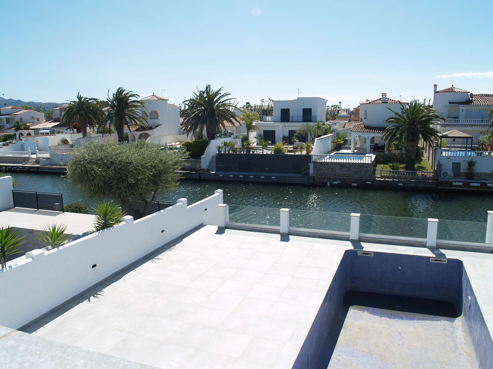 Casa de obra nueva al canal ancho a la venta en Empuriabrava