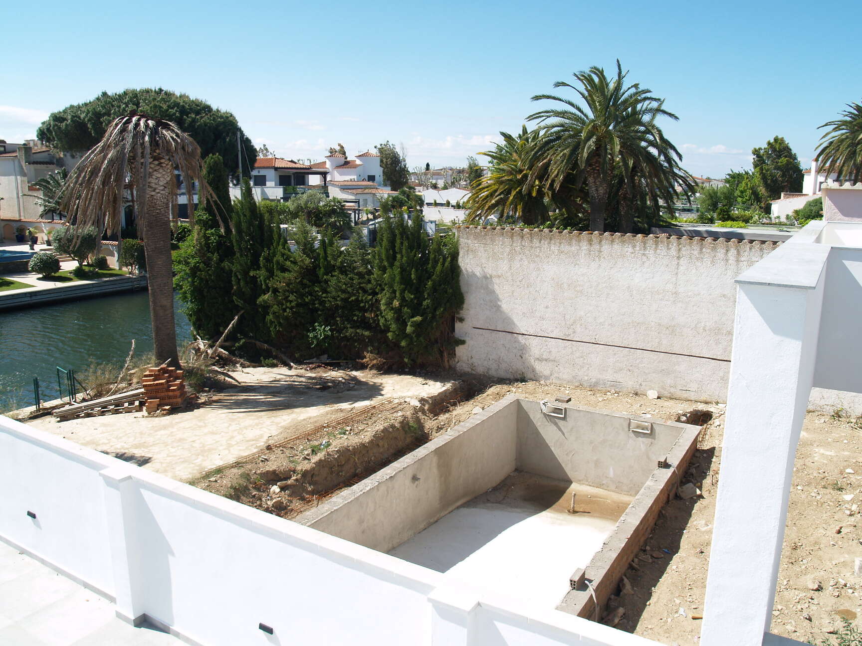 Casa d´obra nova al canal ample a la venda a Empuriabrava