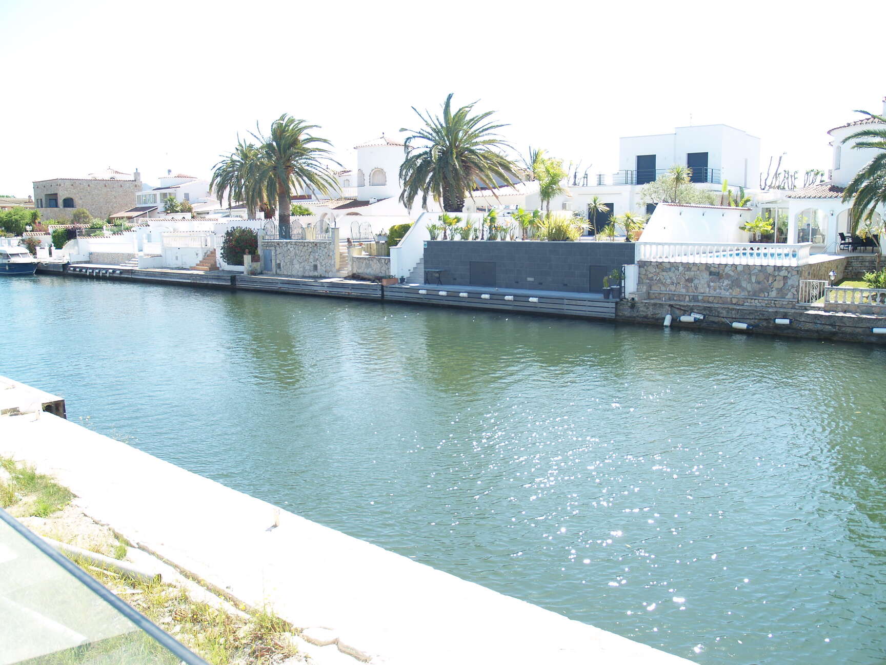 Casa d´obra nova al canal ample a la venda a Empuriabrava