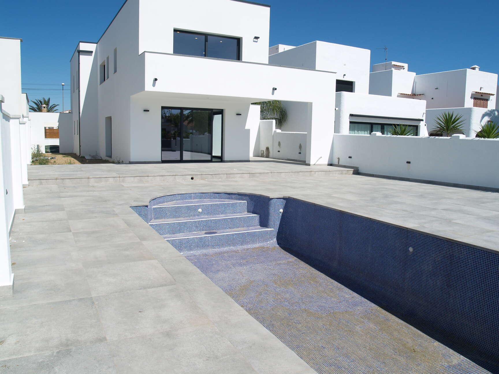 Casa d´obra nova al canal ample a la venda a Empuriabrava