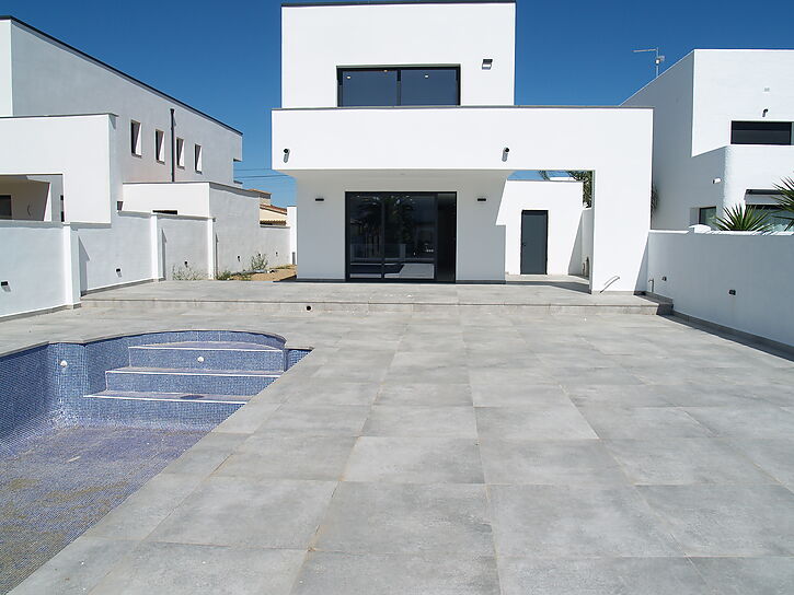 New construction house on the wide channel for sale in Empuriabrava ( A )