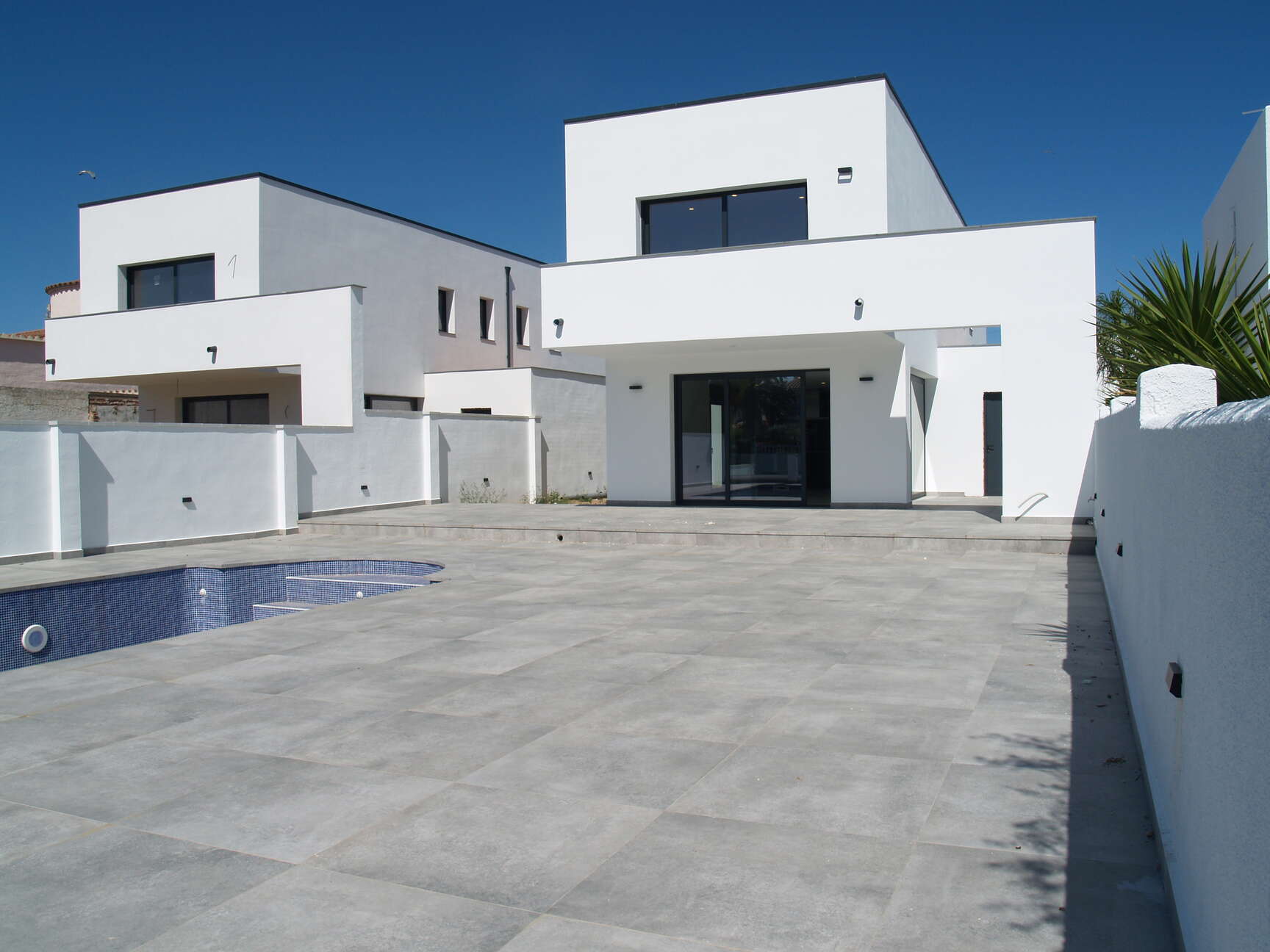 Casa de obra nueva al canal ancho a la venta en Empuriabrava