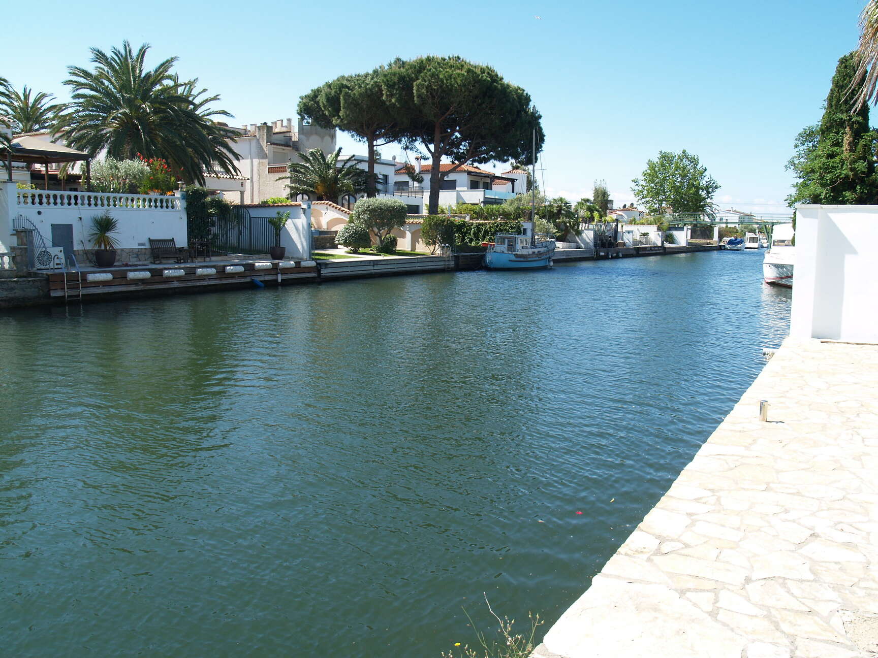 Casa d´obra nova al canal ample a la venda a Empuriabrava