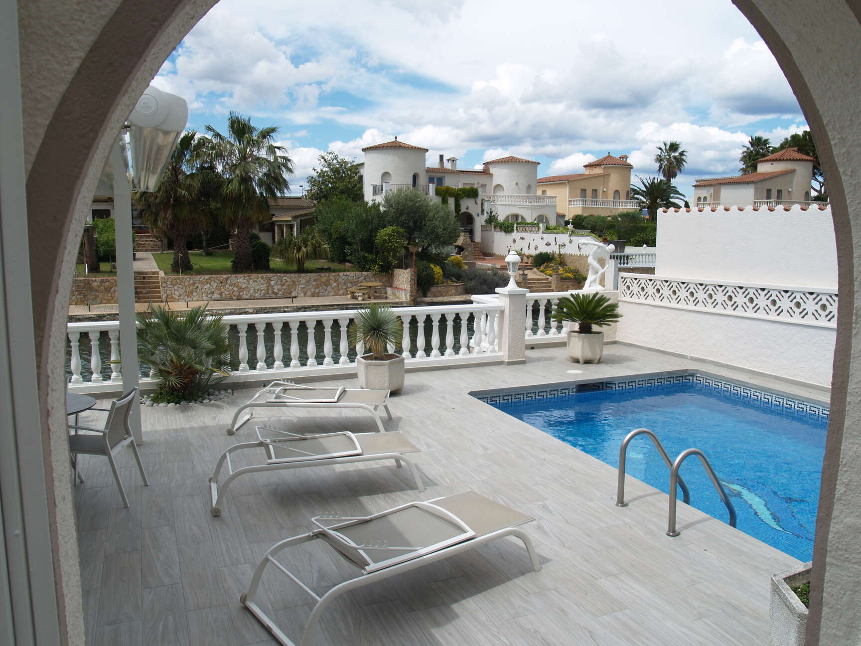 Canal house with independent apartment for sale Empuriabrava