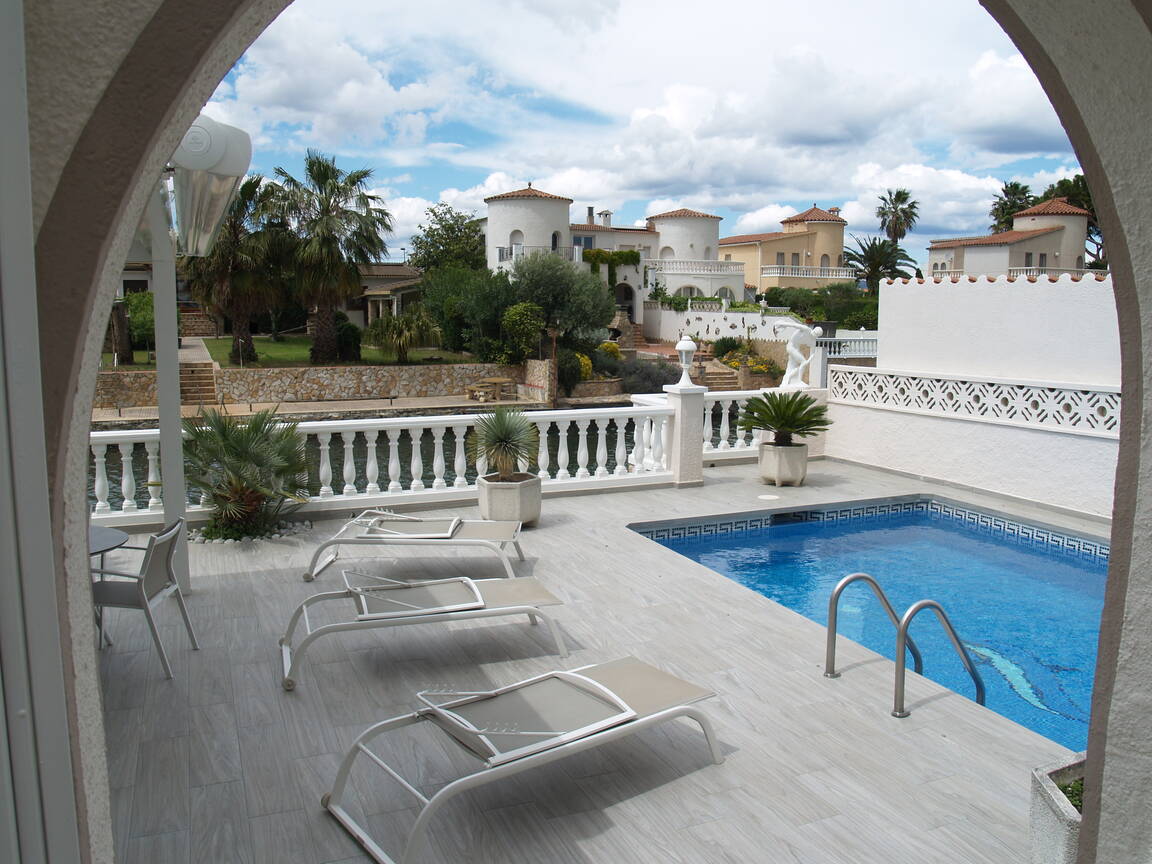 Canal house with independent apartment for sale Empuriabrava