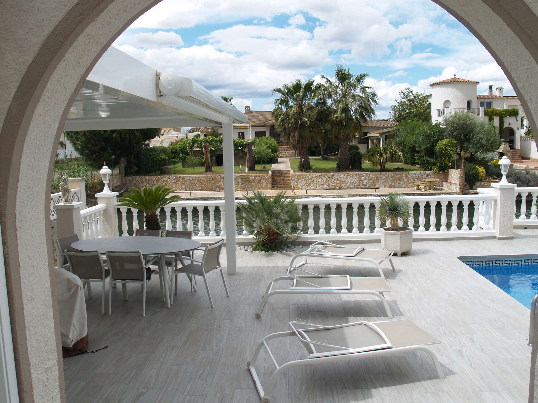 Canal house with independent apartment for sale Empuriabrava