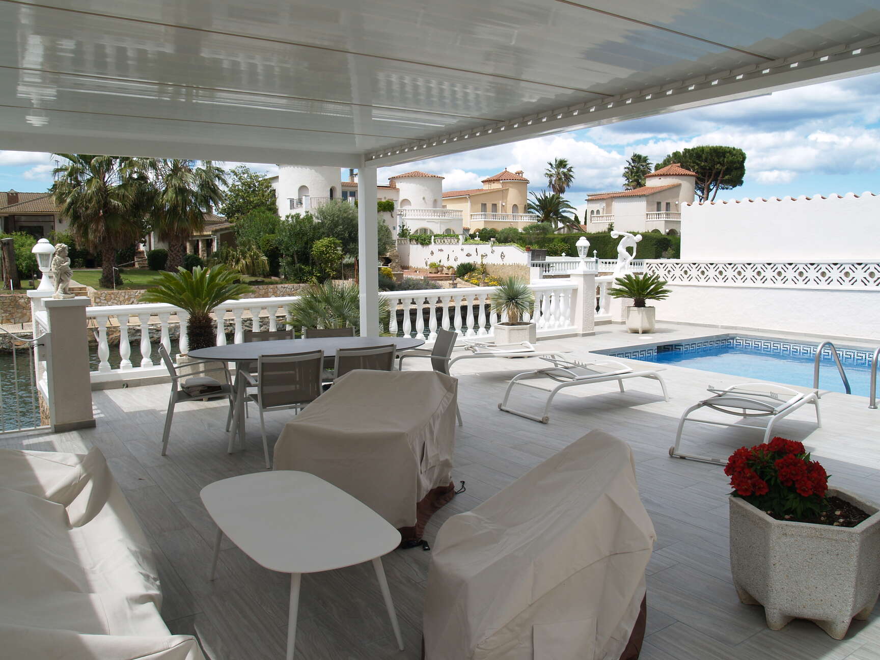 Canal house with independent apartment for sale Empuriabrava