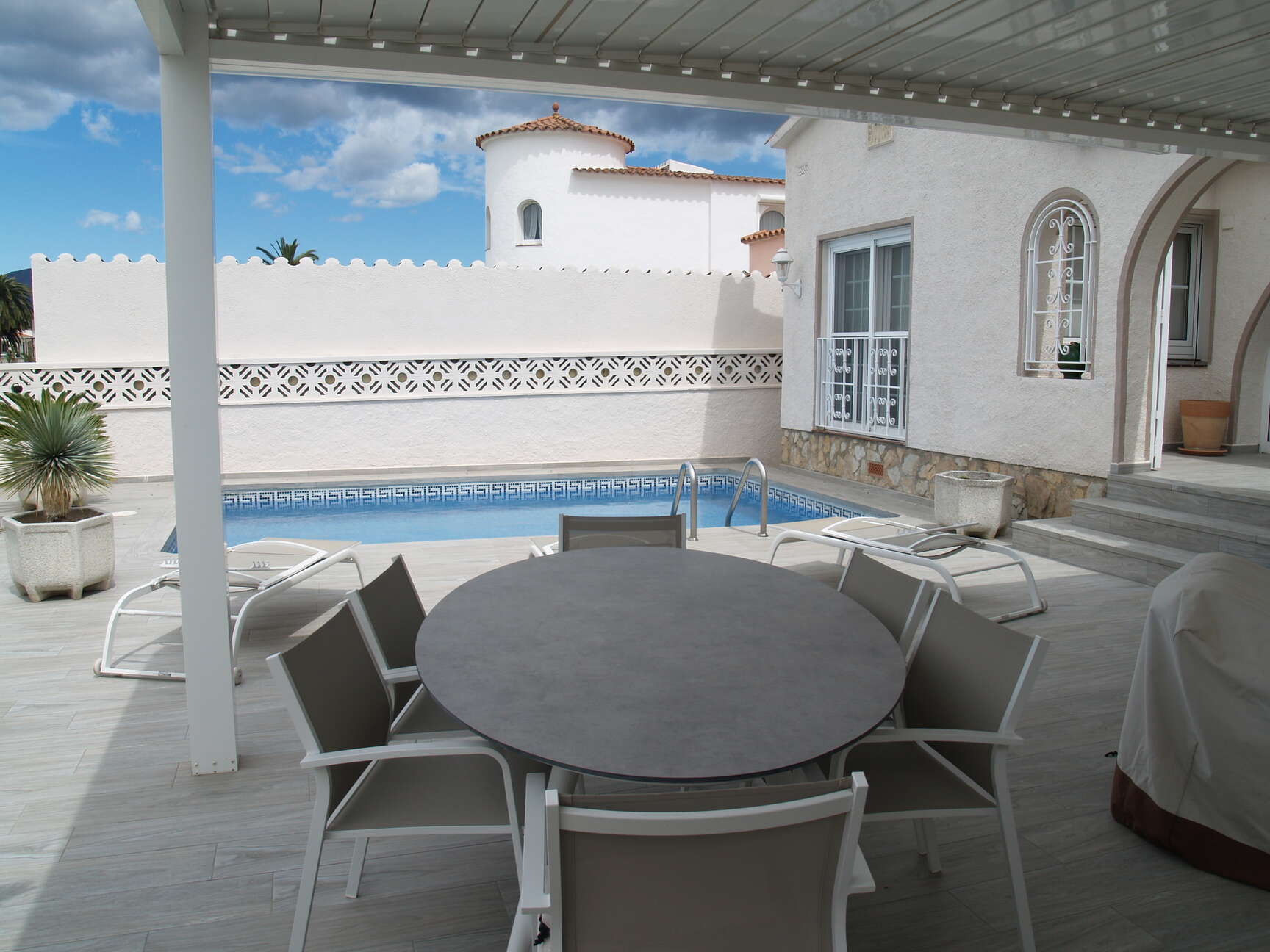 Canal house with independent apartment for sale Empuriabrava