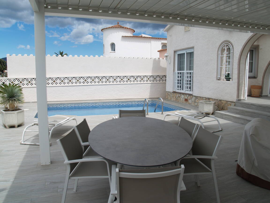 Canal house with independent apartment for sale Empuriabrava