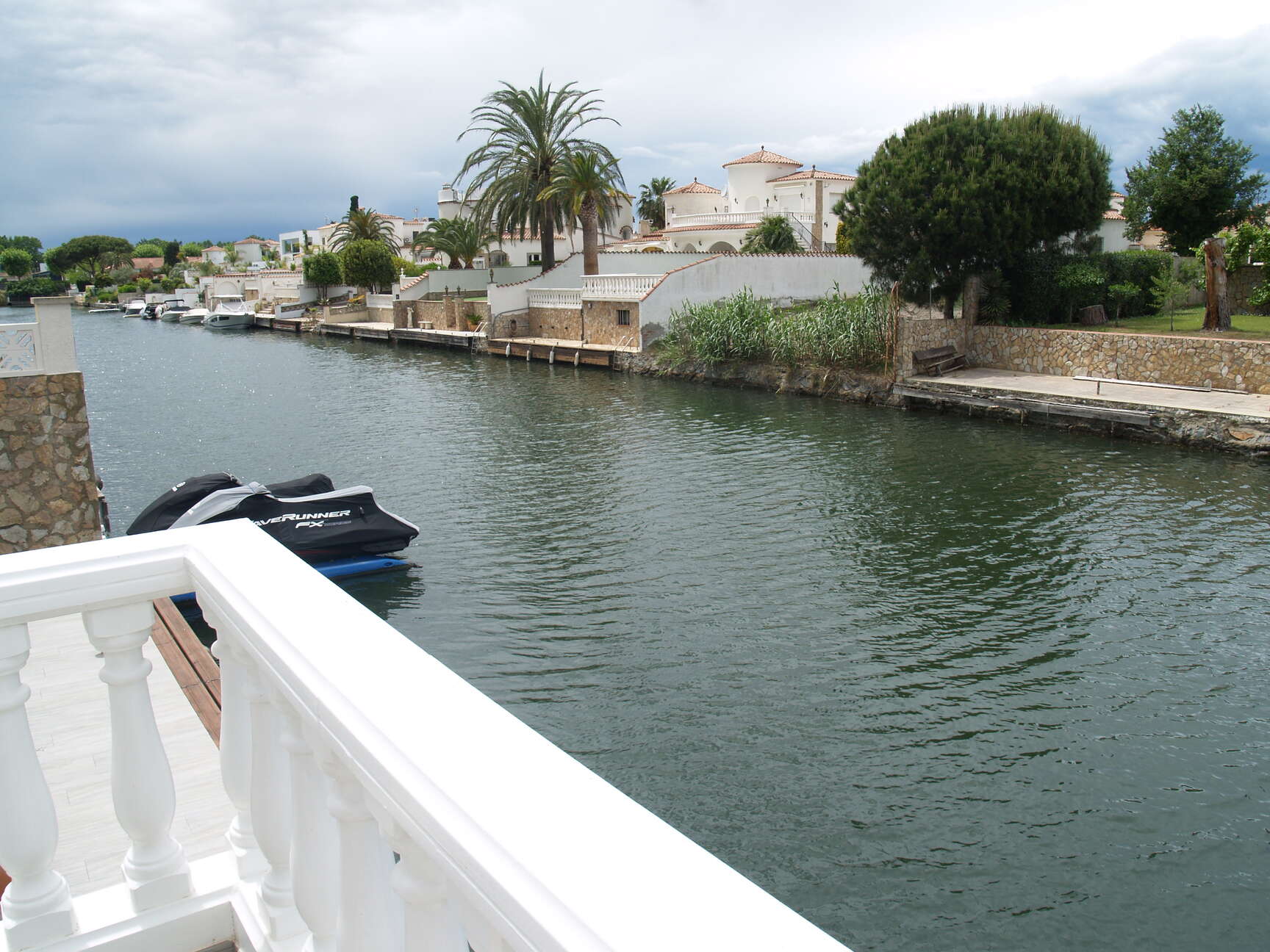 Casa al canal amb apartament independent a la venda Empuriabrava