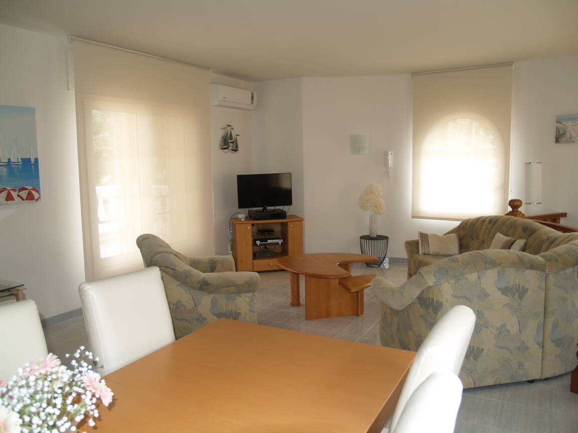 Canal house with independent apartment for sale Empuriabrava