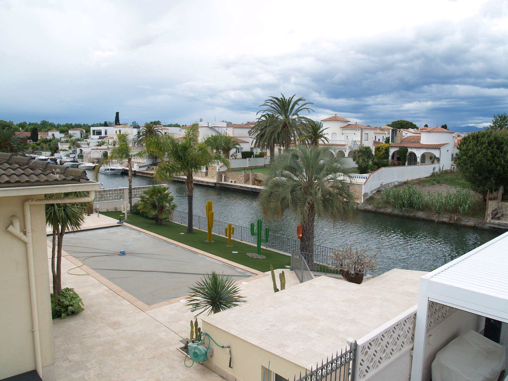 Casa al canal con apartamento independiente a la venta Empuriabrava