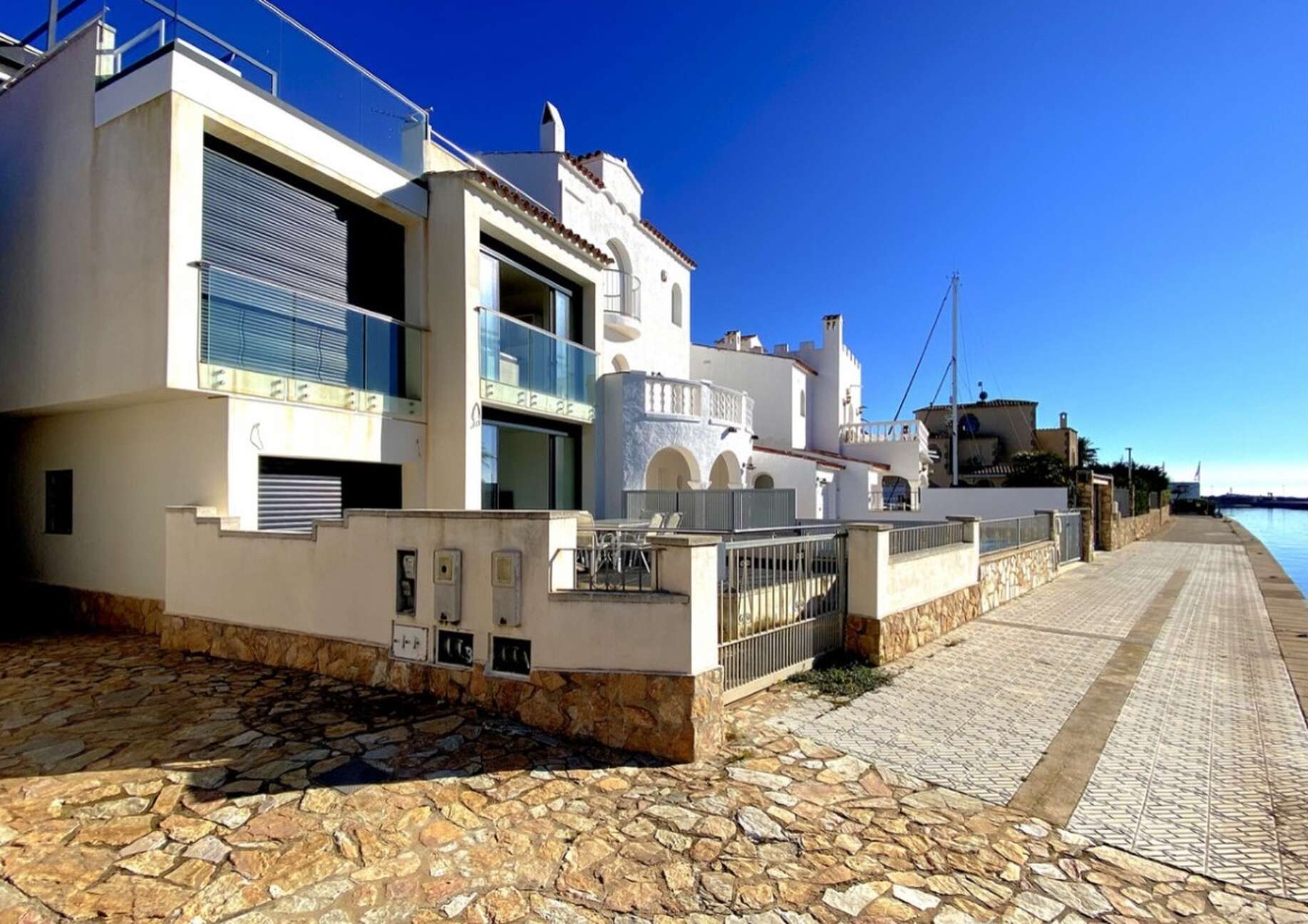 Casa moderna a la venta con amarre en Empuriabrava