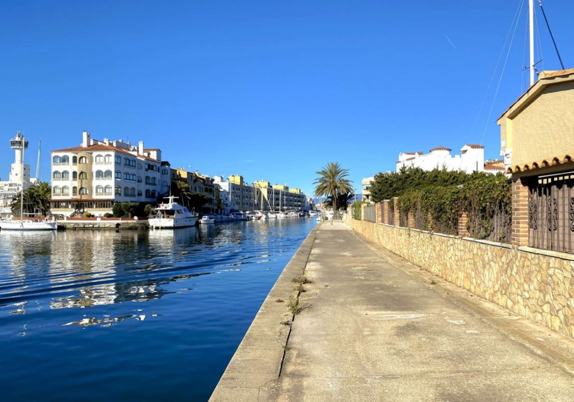 Modernes Haus mit Liegeplatz in Empuriabrava zu verkaufen