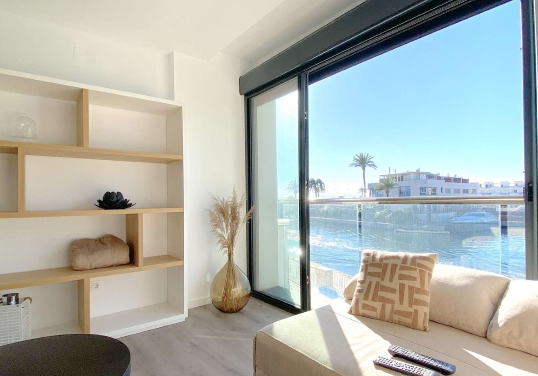 Casa moderna a la venta con amarre en Empuriabrava