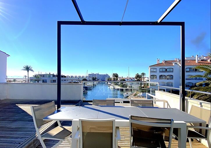 Casa moderna a la venta con amarre en Empuriabrava