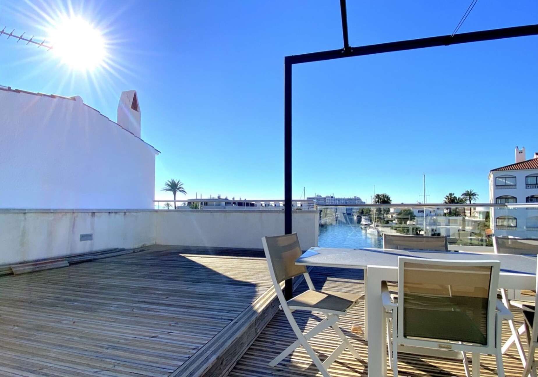 Casa moderna a la venta con amarre en Empuriabrava