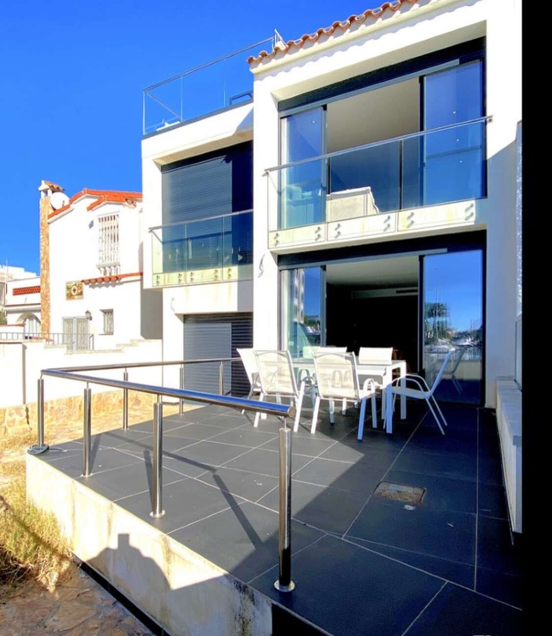 Modern house for sale with mooring in Empuriabrava