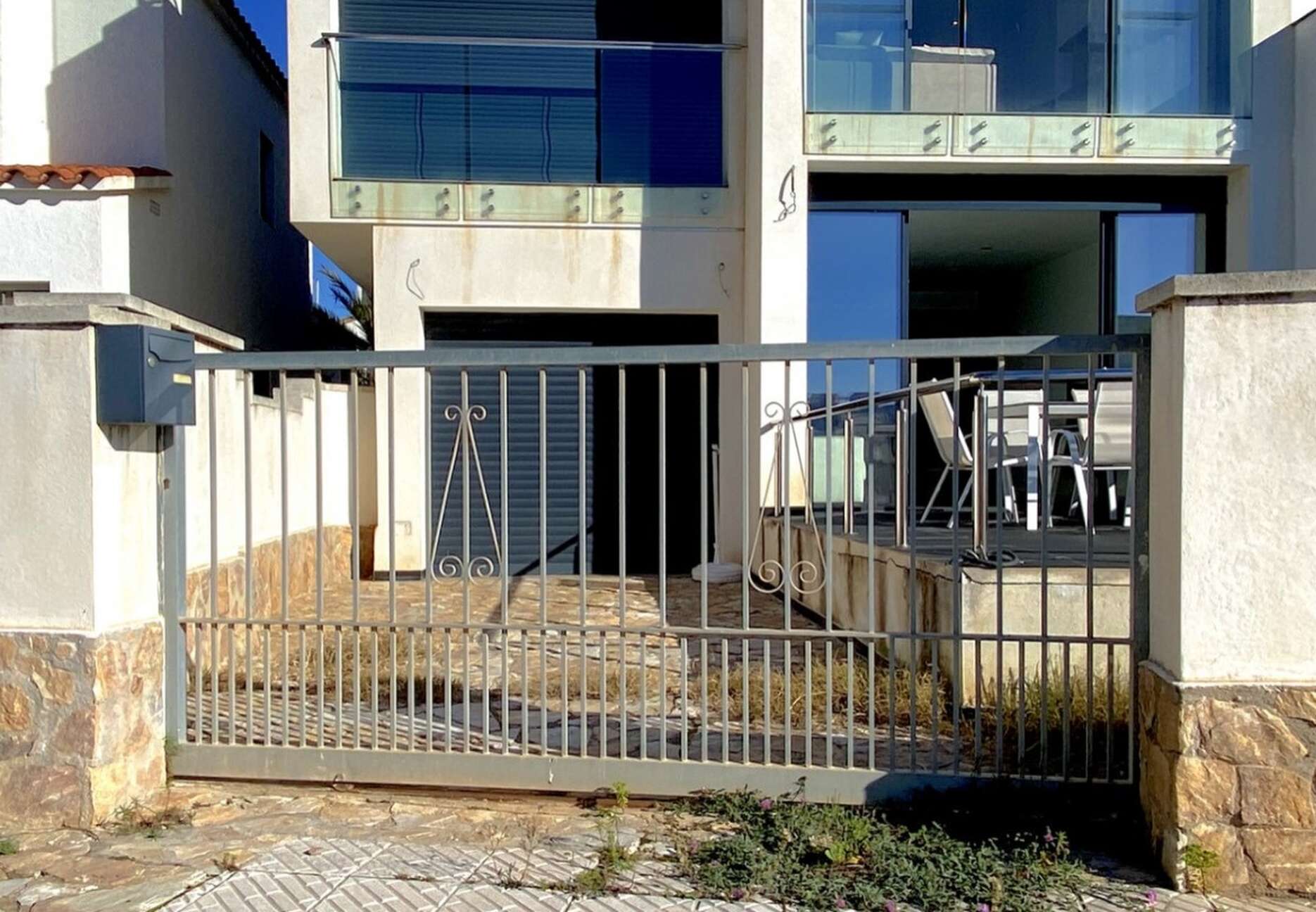 Casa moderna a la venda amb amarratge a Empuriabrava