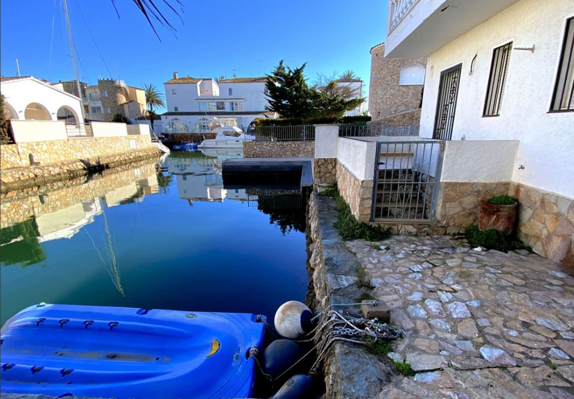 Modern house for sale with mooring in Empuriabrava