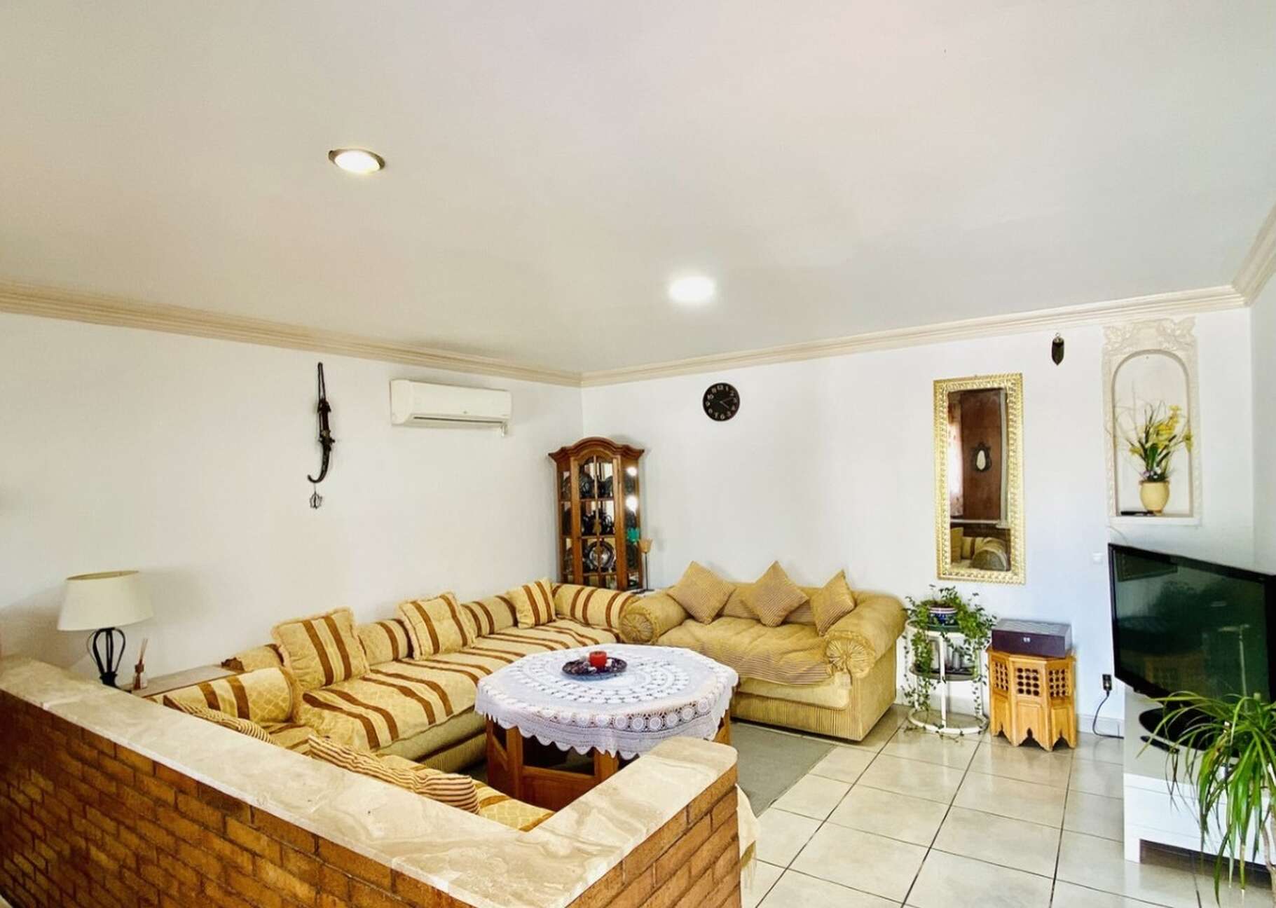 House with large plot and pool for sale in Empuriabrava