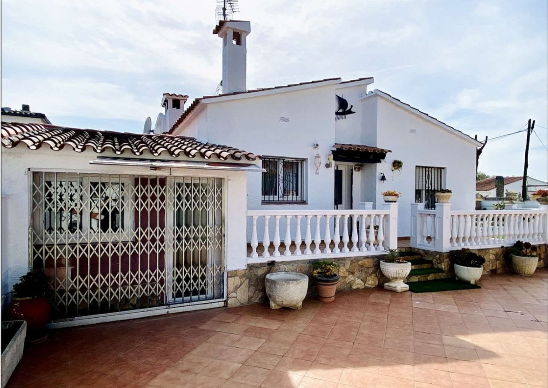House with large plot and pool for sale in Empuriabrava