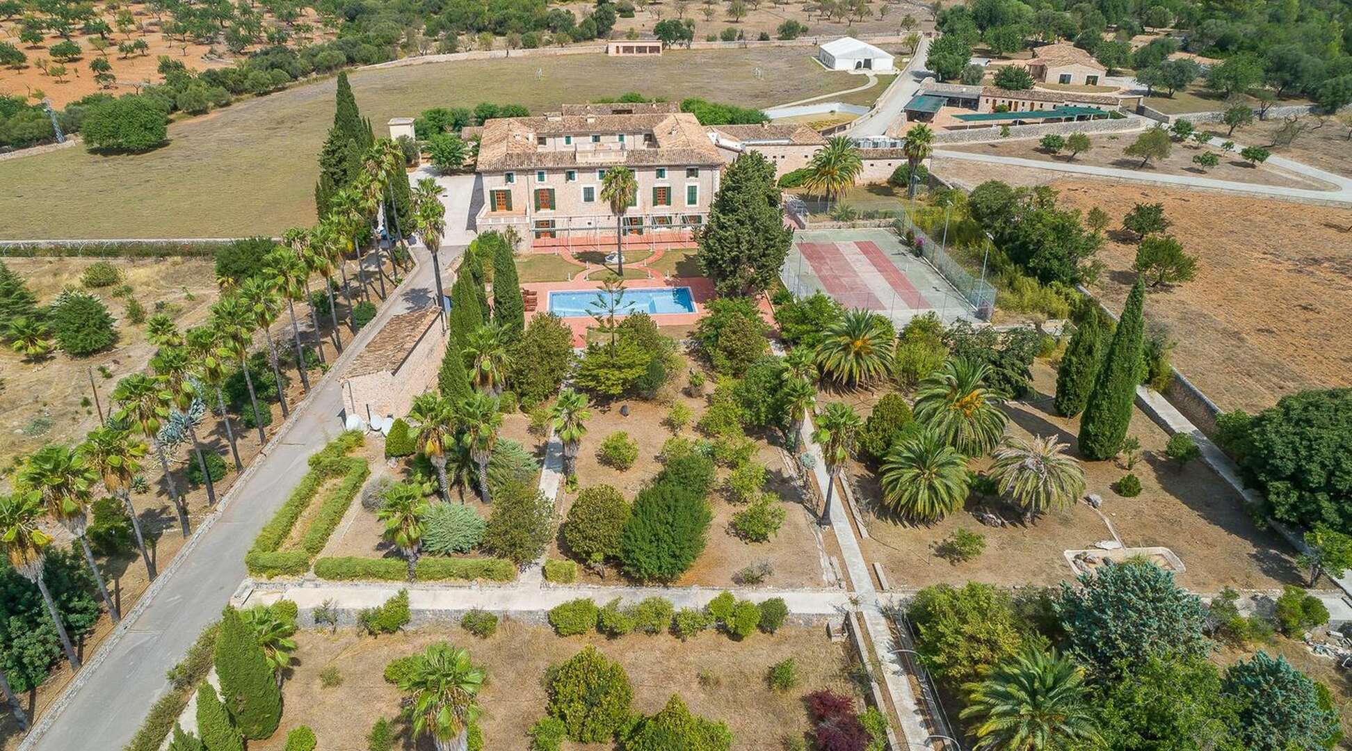 Casa señorial con 84 habitaciones, piscina y parque cerca de Valldemossa