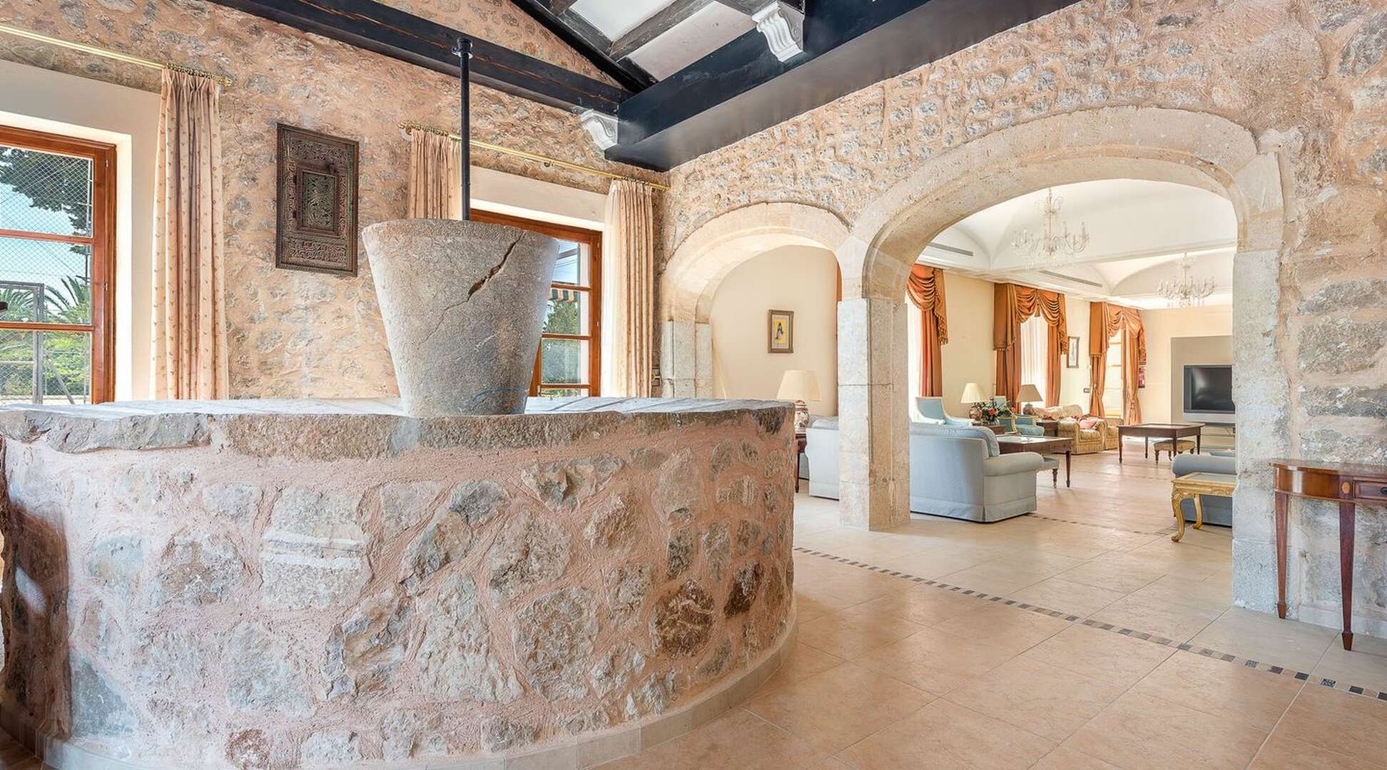 Manor house with 84 rooms, pool and park near Valldemossa