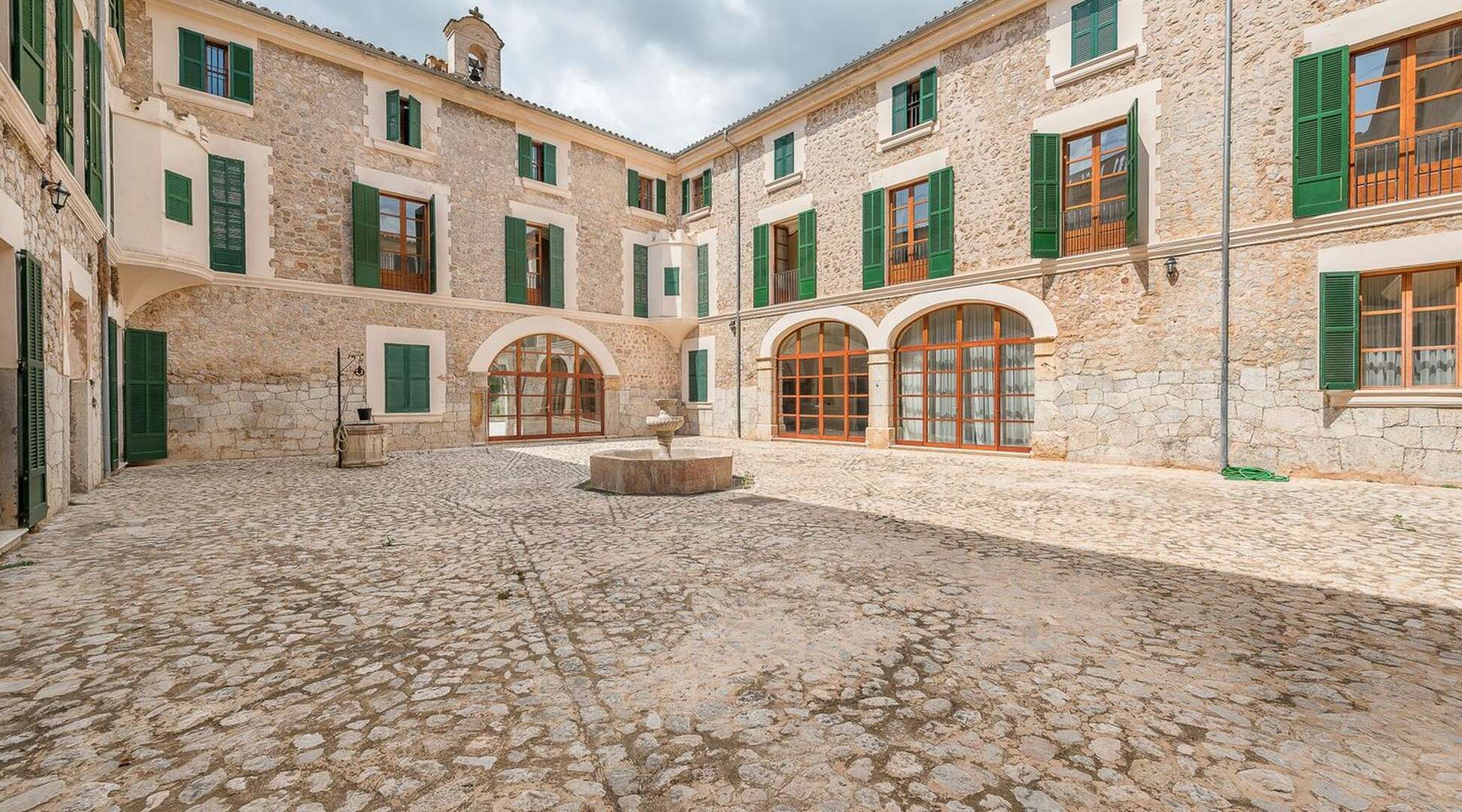 Manor house with 84 rooms, pool and park near Valldemossa