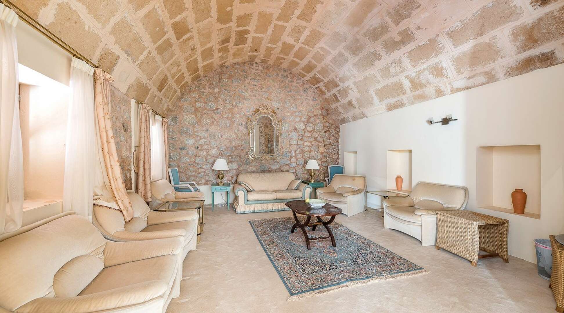 Manor house with 84 rooms, pool and park near Valldemossa