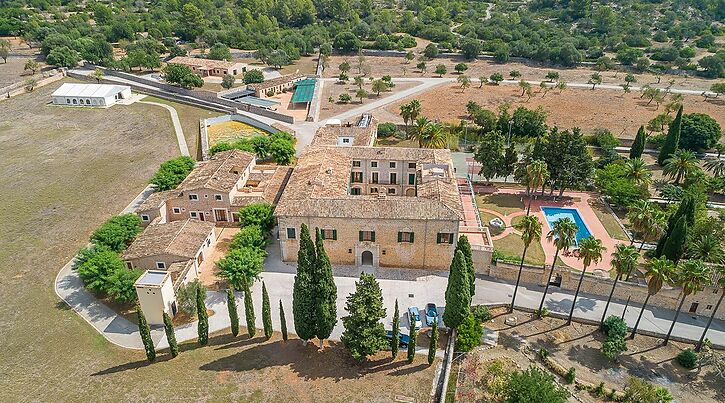Manor house with 84 rooms, pool and park near Valldemossa