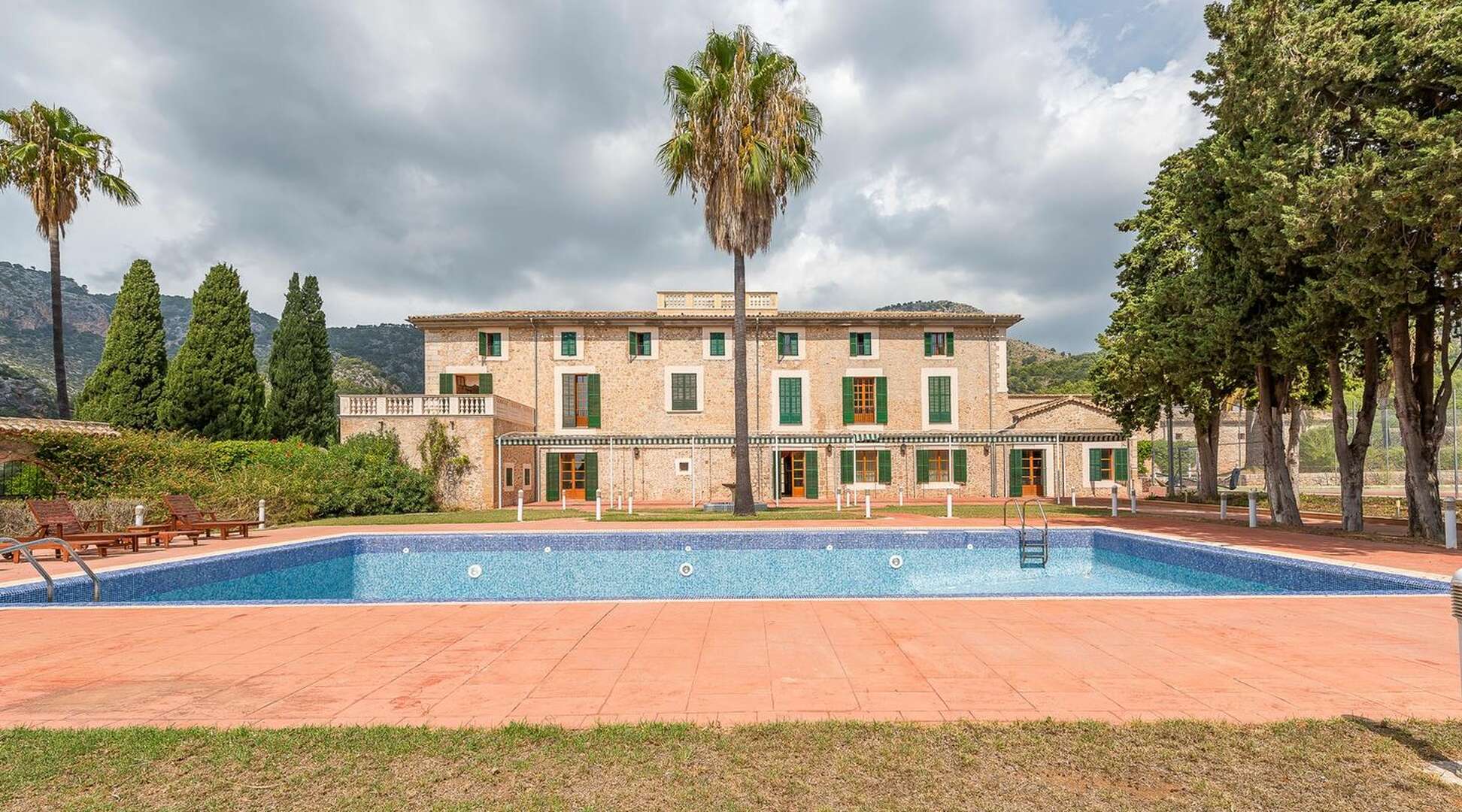 Manor house with 84 rooms, pool and park near Valldemossa