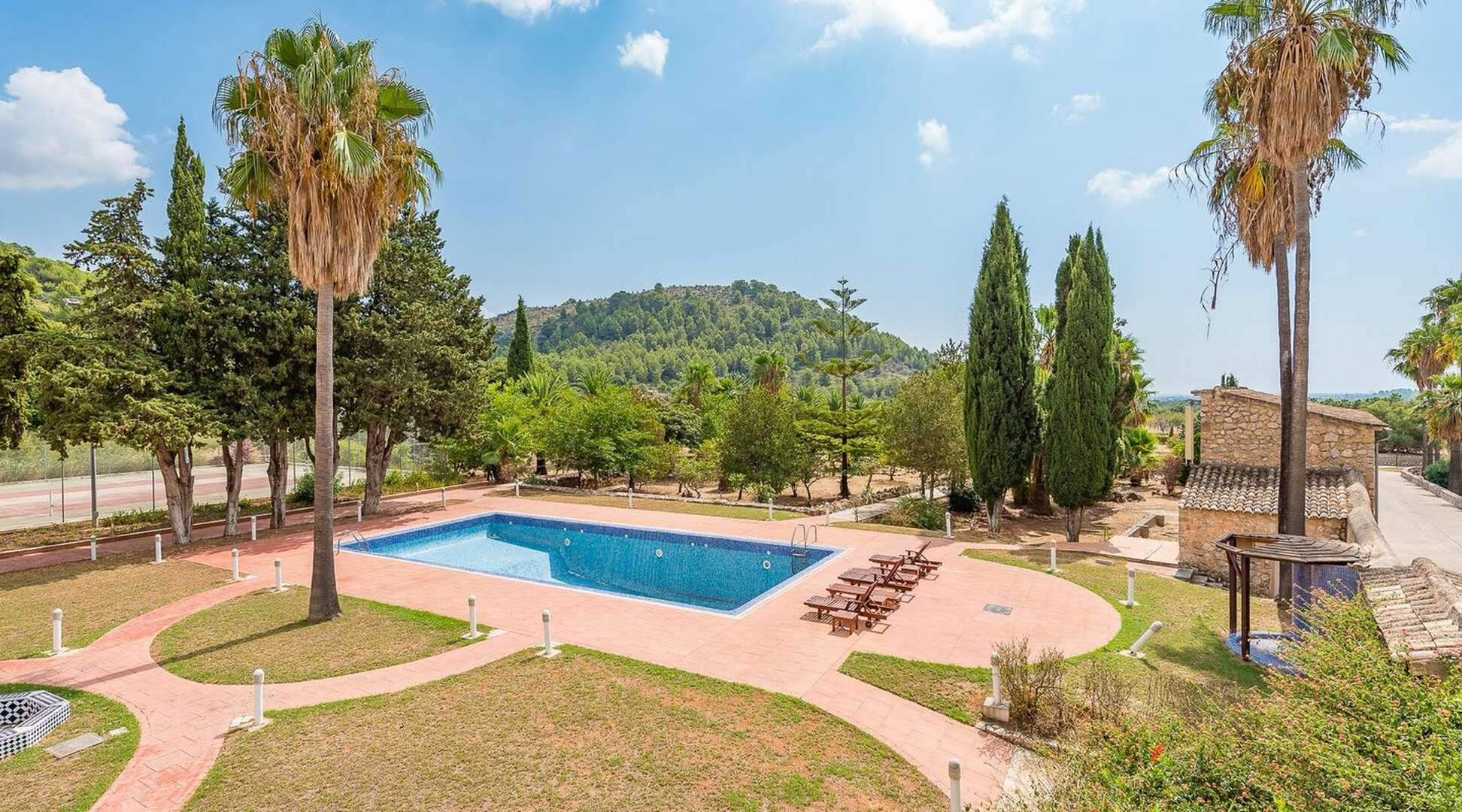 Manor house with 84 rooms, pool and park near Valldemossa