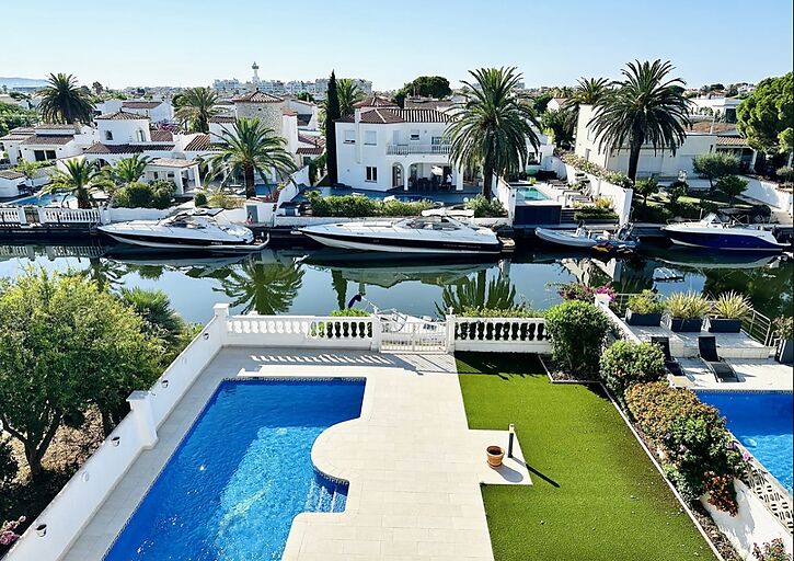 Canal house with studio and pool for sale in Empuriabrava